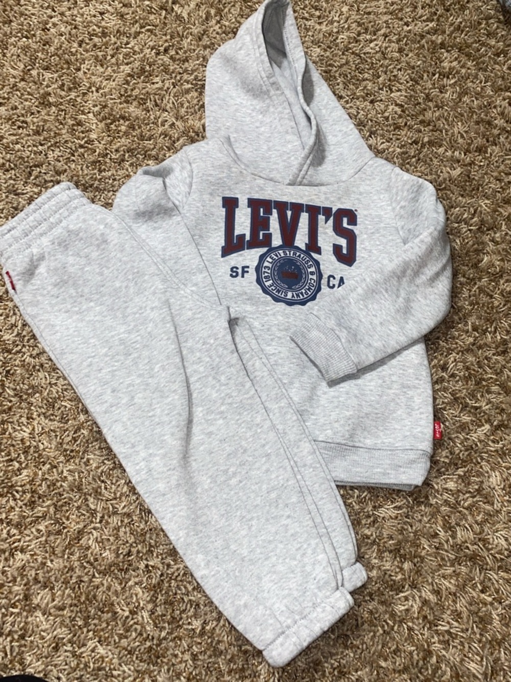 Levi Toddler Boy Sweatsuit 
Size 24 months
Great condition!